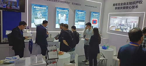 客戶駐足觀看、咨詢